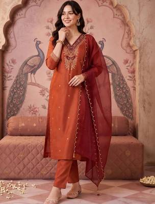 women ethnic motifs embroidered regular thread work kurta with trousers & with dupatta 2