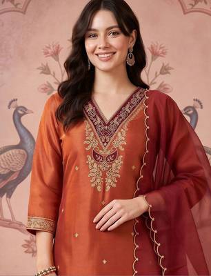 women ethnic motifs embroidered regular thread work kurta with trousers & with dupatta 3