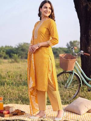 women printed regular thread work cotton kurta with trousers & with dupatta 4