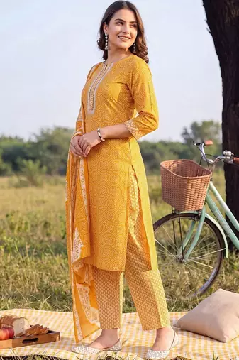 women printed regular thread work cotton kurta with trousers & with dupatta