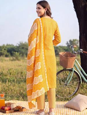 women printed regular thread work cotton kurta with trousers & with dupatta 6