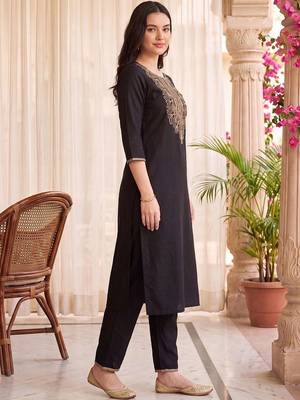 women ethnic motifs embroidered regular cotton kurta with trousers 3