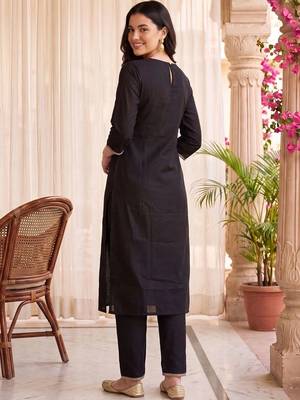 women ethnic motifs embroidered regular cotton kurta with trousers 4