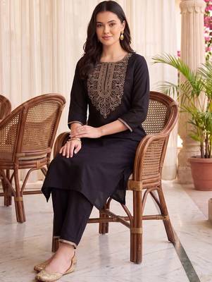 women ethnic motifs embroidered regular cotton kurta with trousers 5