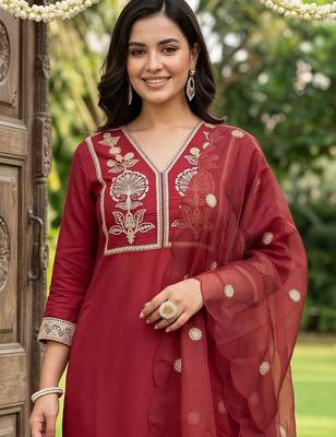 women ethnic motifs embroidered regular thread work kurta with trousers & with dupatta 5