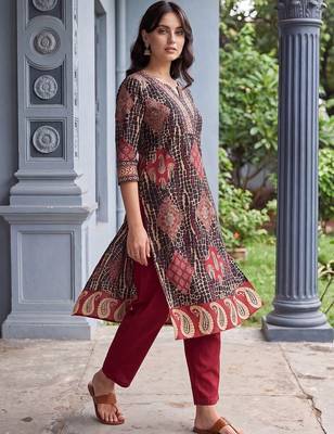 women ethnic motifs printed regular cotton kurta with trousers 3