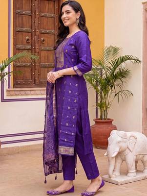 women ethnic motifs embroidered regular kurta with trousers & with dupatta 3