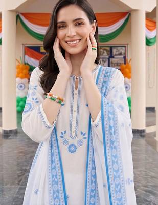 women floral embroidered regular thread work cotton kurta with trousers & with dupatta 3