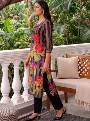 women floral printed regular cotton kurta with trousers 3