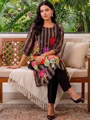 women floral printed regular cotton kurta with trousers 5