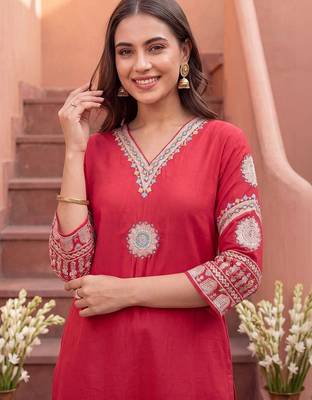 women ethnic motifs embroidered regular thread work kurta with trousers 2