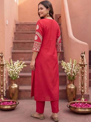 women ethnic motifs embroidered regular thread work kurta with trousers 3
