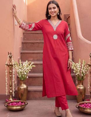 women ethnic motifs embroidered regular thread work kurta with trousers 4