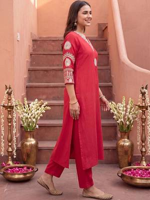 women ethnic motifs embroidered regular thread work kurta with trousers 5