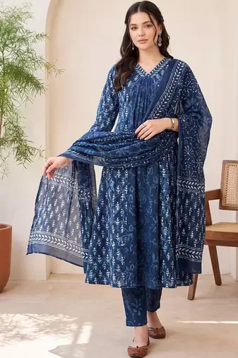 women floral printed regular cotton kurta with trousers & with dupatta