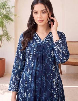 women floral printed regular cotton kurta with trousers & with dupatta 3