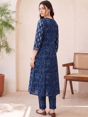 women floral printed regular cotton kurta with trousers & with dupatta 4