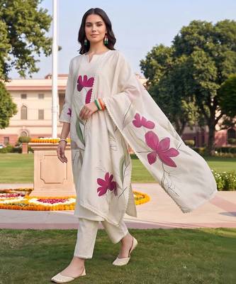 women floral printed regular kurta with trousers & with dupatta 4