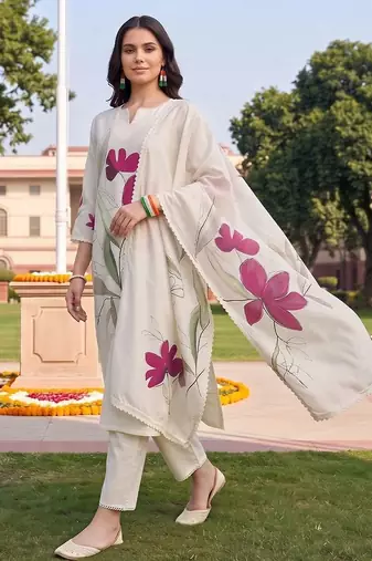 women floral printed regular kurta with trousers & with dupatta