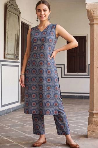 women printed regular cotton kurta with trousers