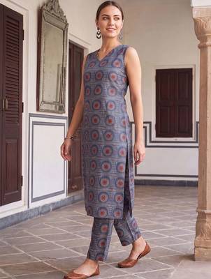 women printed regular cotton kurta with trousers 4