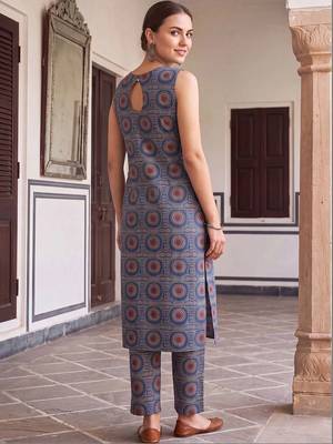 women printed regular cotton kurta with trousers 6