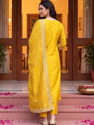 women ethnic motifs embroidered regular thread work kurta with trousers & with dupatta 4