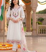 women floral embroidered regular thread work kurta with trousers & with dupatta