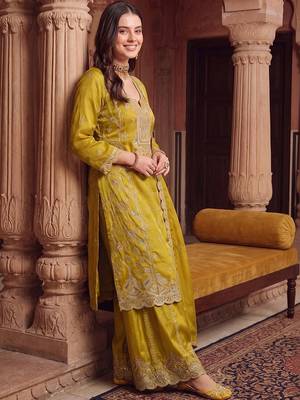 women ethnic motifs embroidered regular thread work kurta with palazzos & with dupatta 3