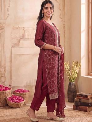 women ethnic motifs embroidered regular kurta with trousers & with dupatta 2