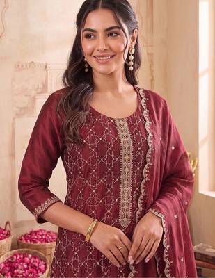 women ethnic motifs embroidered regular kurta with trousers & with dupatta 3