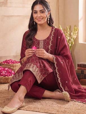 women ethnic motifs embroidered regular kurta with trousers & with dupatta 4