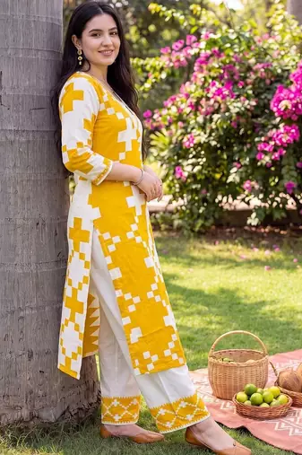 women printed regular kurta with palazzos