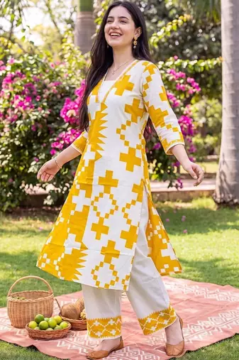 women printed regular kurta with palazzos