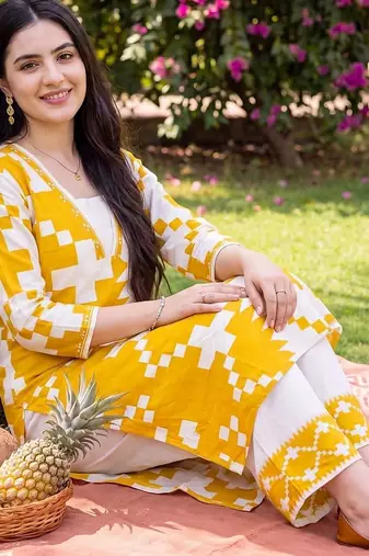 women printed regular kurta with palazzos