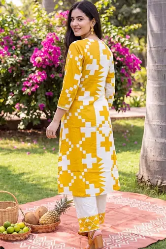 women printed regular kurta with palazzos