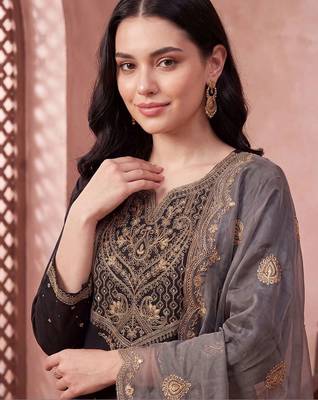 women ethnic motifs embroidered regular thread work kurta with trousers & with dupatta 4