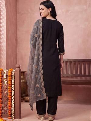 women ethnic motifs embroidered regular thread work kurta with trousers & with dupatta 5