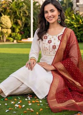 women floral embroidered regular thread work kurta with trousers & with dupatta 2