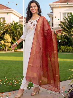women floral embroidered regular thread work kurta with trousers & with dupatta 3