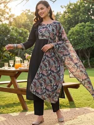 women floral embroidered regular thread work kurta with trousers & with dupatta 5