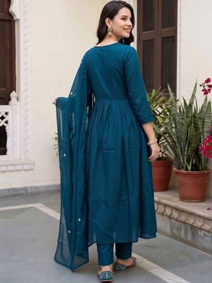 women ethnic motifs embroidered empire thread work cotton kurta with trousers & with dupatta 4