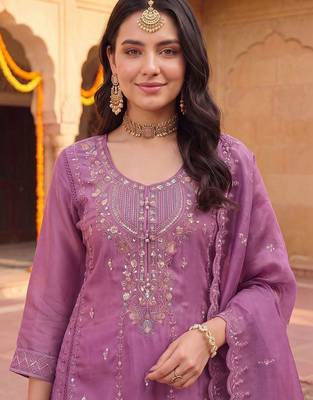 women ethnic motifs embroidered regular thread work kurta with trousers & with dupatta 4