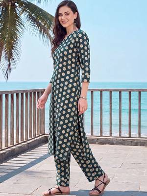 women printed regular cotton kurta with trousers 4