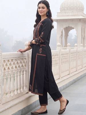 women ethnic motifs printed regular cotton kurta with trousers 3