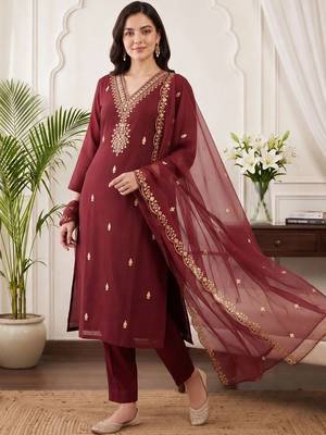 women ethnic motifs embroidered regular thread work kurta with trousers & with dupatta 1