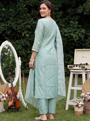 women ethnic motifs embroidered regular thread work kurta with trousers & with dupatta 4