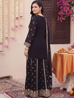 women ethnic motifs embroidered regular kurta with sharara & with dupatta 4
