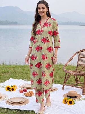 women floral printed regular cotton kurta with trousers 1