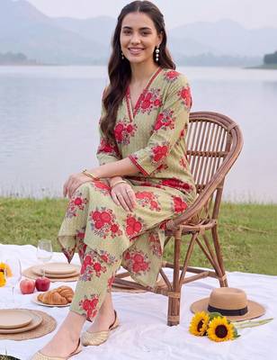 women floral printed regular cotton kurta with trousers 2